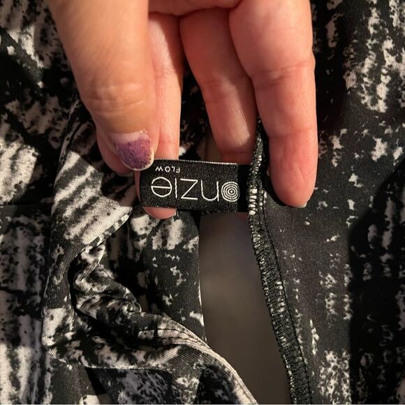 Onzie Printed Crop Sporty Yoga Leggings - Picture 8 of 13